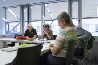 Entre devoirs, jeux et exercices pratiques, le cursus offre aux seniors des outils pour s'intégrer en société - image d'illustration